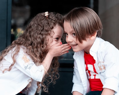 шептать — To whisper