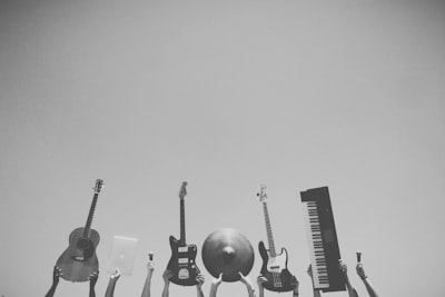 сыгравший ключевую роль — instrumental