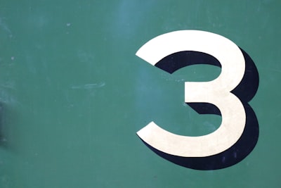 trei — three