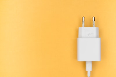брать плату — charge