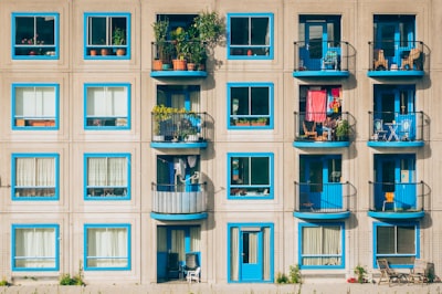 сосед по квартире — flatmate