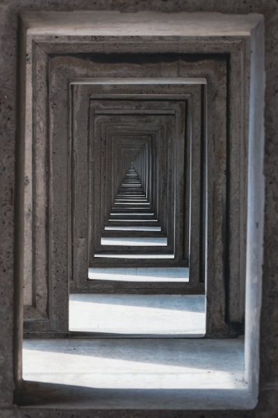 más allá de — beyond