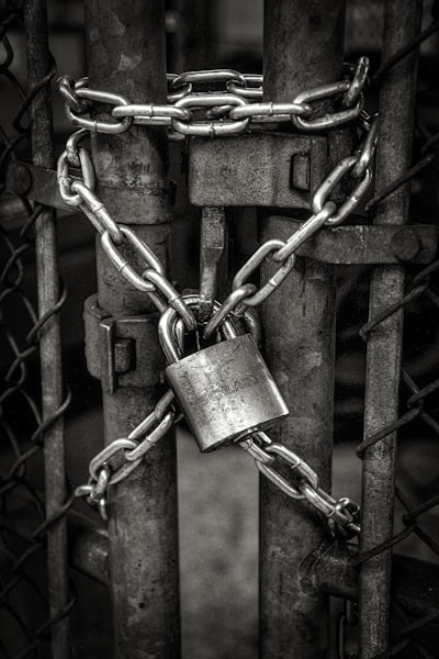 сломанный замок — broken lock