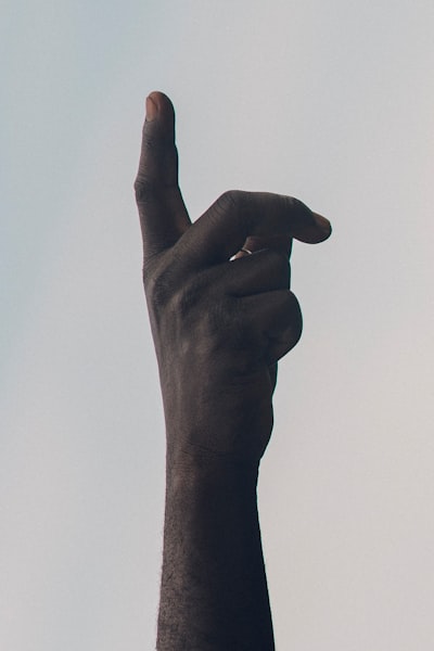 контактное лицо — point of contact